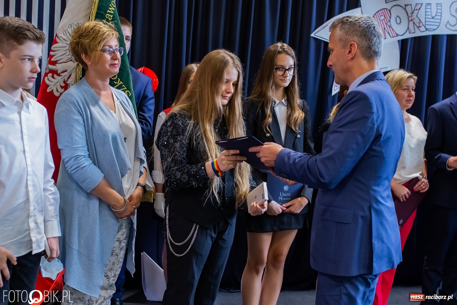 Zdjęcie w galerii na portalu naszraciborz.pl: Miejskie zakończenie roku szkolnego. Nagrodzono laureatów i finalistów konkursów wiadomości z regionu