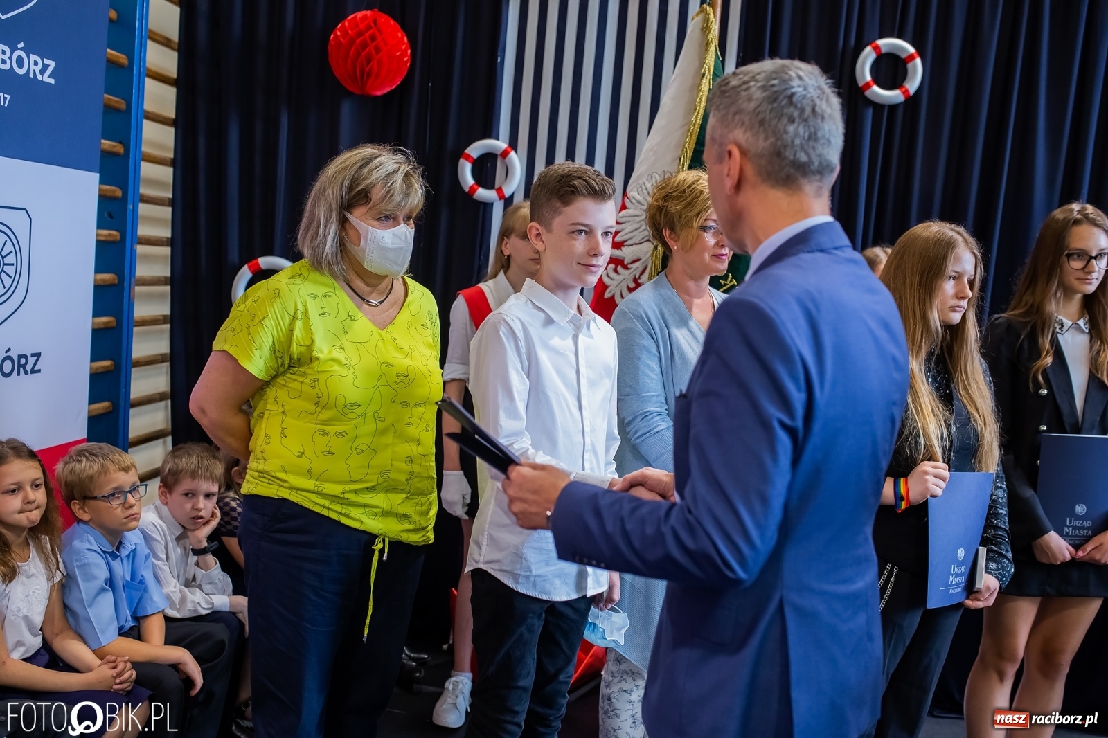 Zdjęcie w galerii na portalu naszraciborz.pl: Miejskie zakończenie roku szkolnego. Nagrodzono laureatów i finalistów konkursów wiadomości z regionu