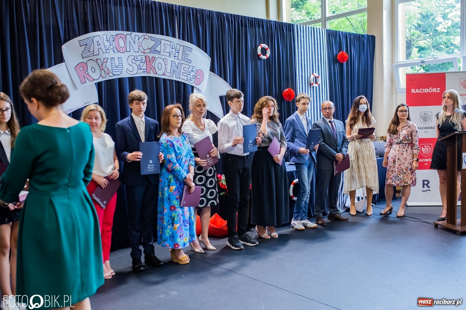 Zdjęcie w galerii na portalu naszraciborz.pl: Miejskie zakończenie roku szkolnego. Nagrodzono laureatów i finalistów konkursów wiadomości z regionu