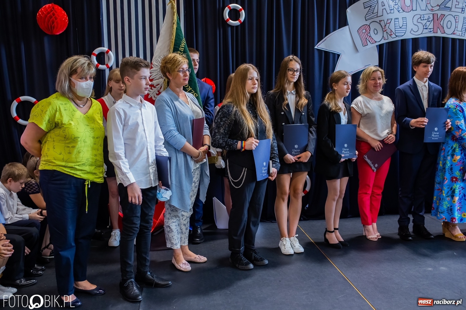 Zdjęcie w galerii na portalu naszraciborz.pl: Miejskie zakończenie roku szkolnego. Nagrodzono laureatów i finalistów konkursów wiadomości z regionu