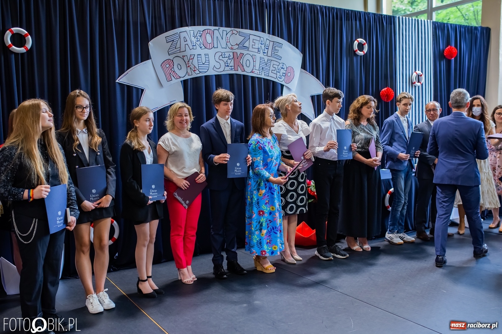 Zdjęcie w galerii na portalu naszraciborz.pl: Miejskie zakończenie roku szkolnego. Nagrodzono laureatów i finalistów konkursów wiadomości z regionu