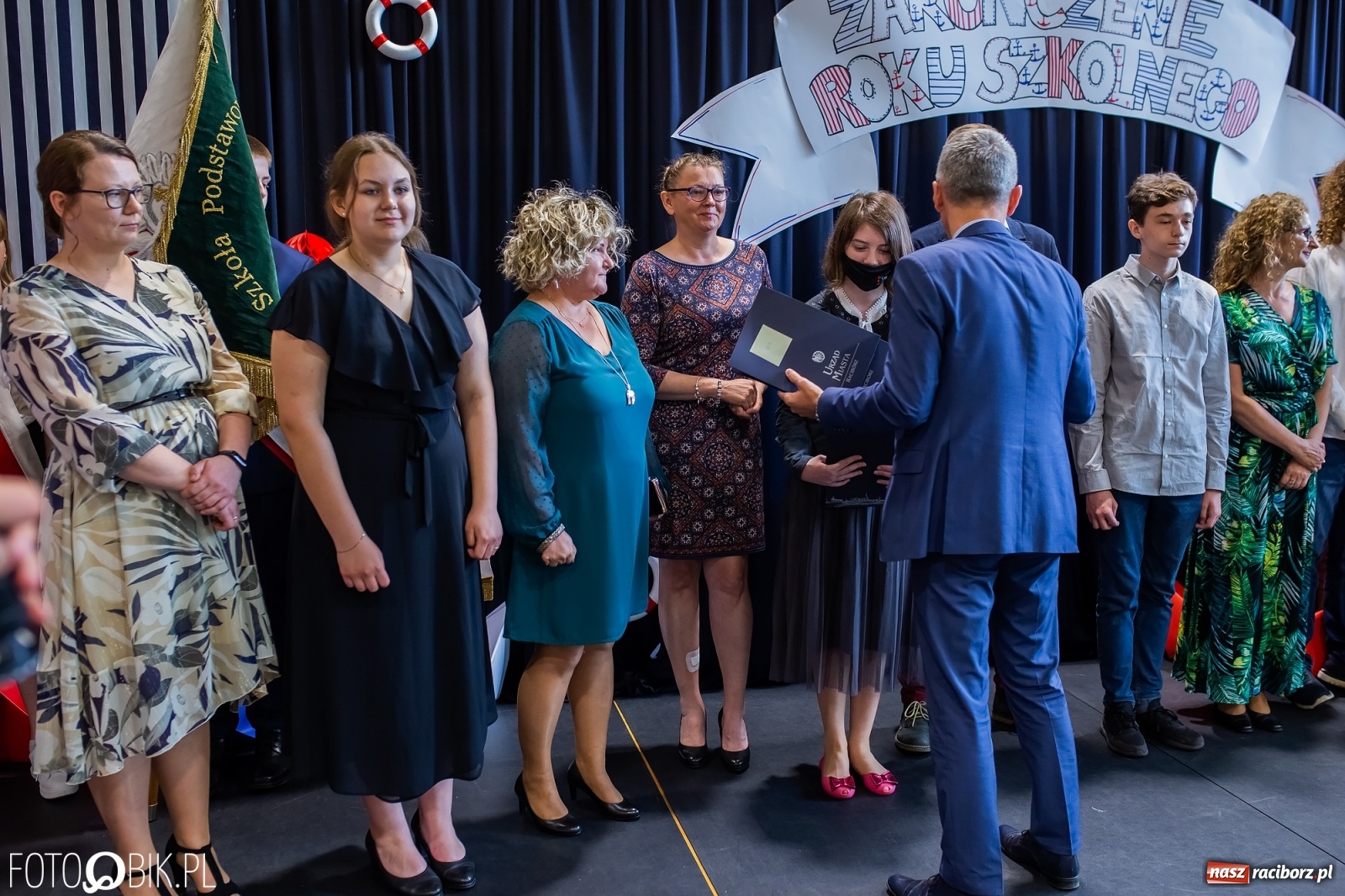 Zdjęcie w galerii na portalu naszraciborz.pl: Miejskie zakończenie roku szkolnego. Nagrodzono laureatów i finalistów konkursów wiadomości z regionu