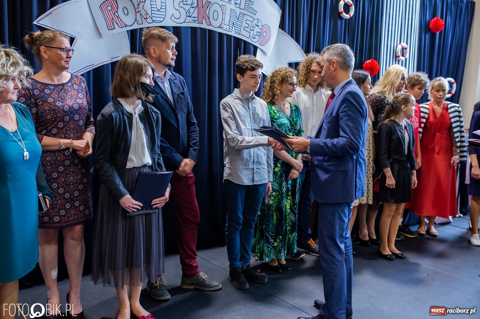 Zdjęcie w galerii na portalu naszraciborz.pl: Miejskie zakończenie roku szkolnego. Nagrodzono laureatów i finalistów konkursów wiadomości z regionu