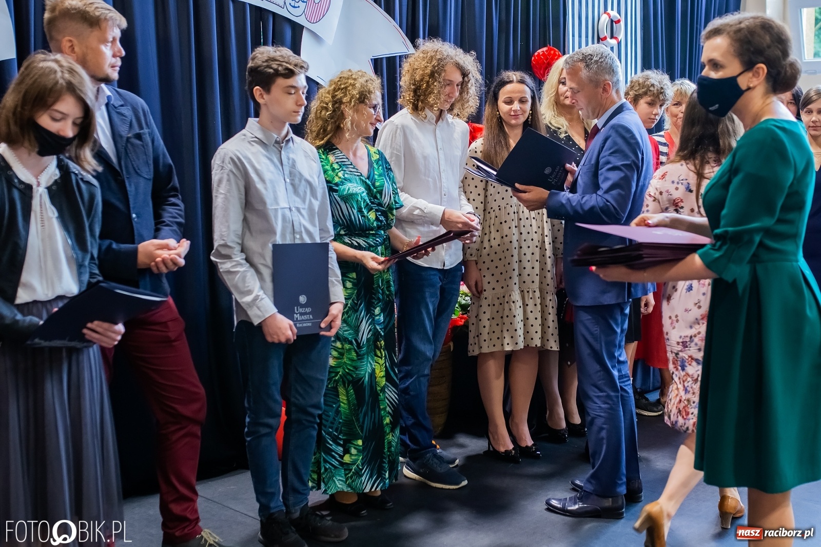 Zdjęcie w galerii na portalu naszraciborz.pl: Miejskie zakończenie roku szkolnego. Nagrodzono laureatów i finalistów konkursów wiadomości z regionu