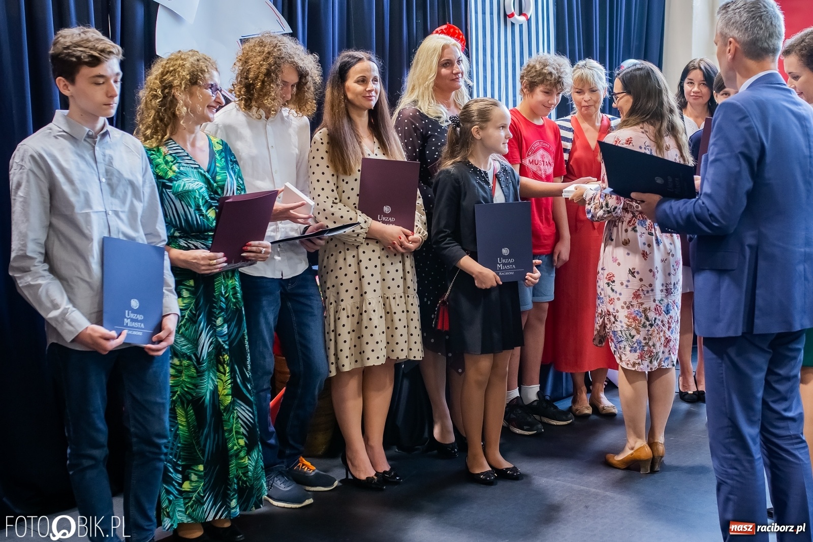 Zdjęcie w galerii na portalu naszraciborz.pl: Miejskie zakończenie roku szkolnego. Nagrodzono laureatów i finalistów konkursów wiadomości z regionu