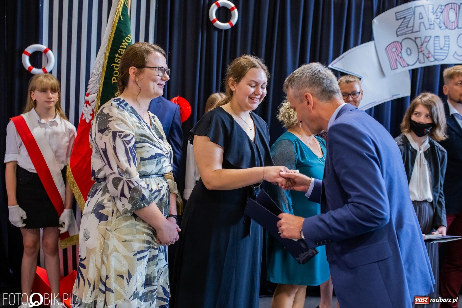 Zdjęcie w galerii na portalu naszraciborz.pl: Miejskie zakończenie roku szkolnego. Nagrodzono laureatów i finalistów konkursów wiadomości z regionu