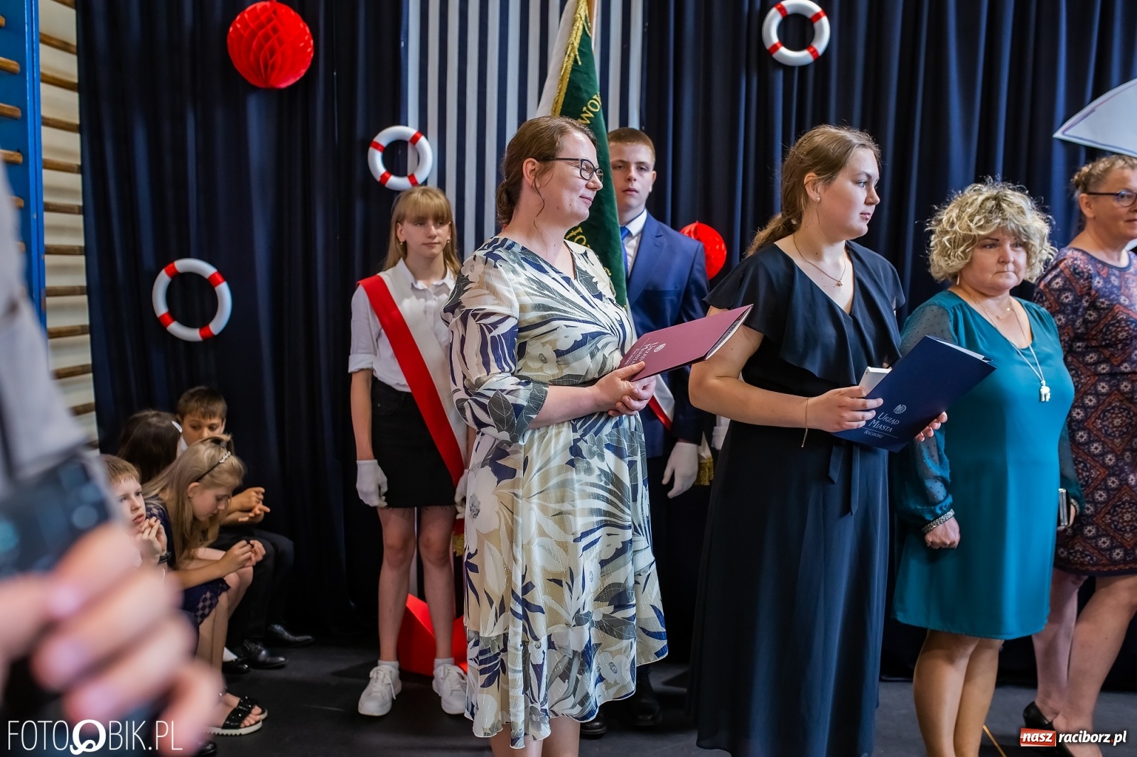 Zdjęcie w galerii na portalu naszraciborz.pl: Miejskie zakończenie roku szkolnego. Nagrodzono laureatów i finalistów konkursów wiadomości z regionu