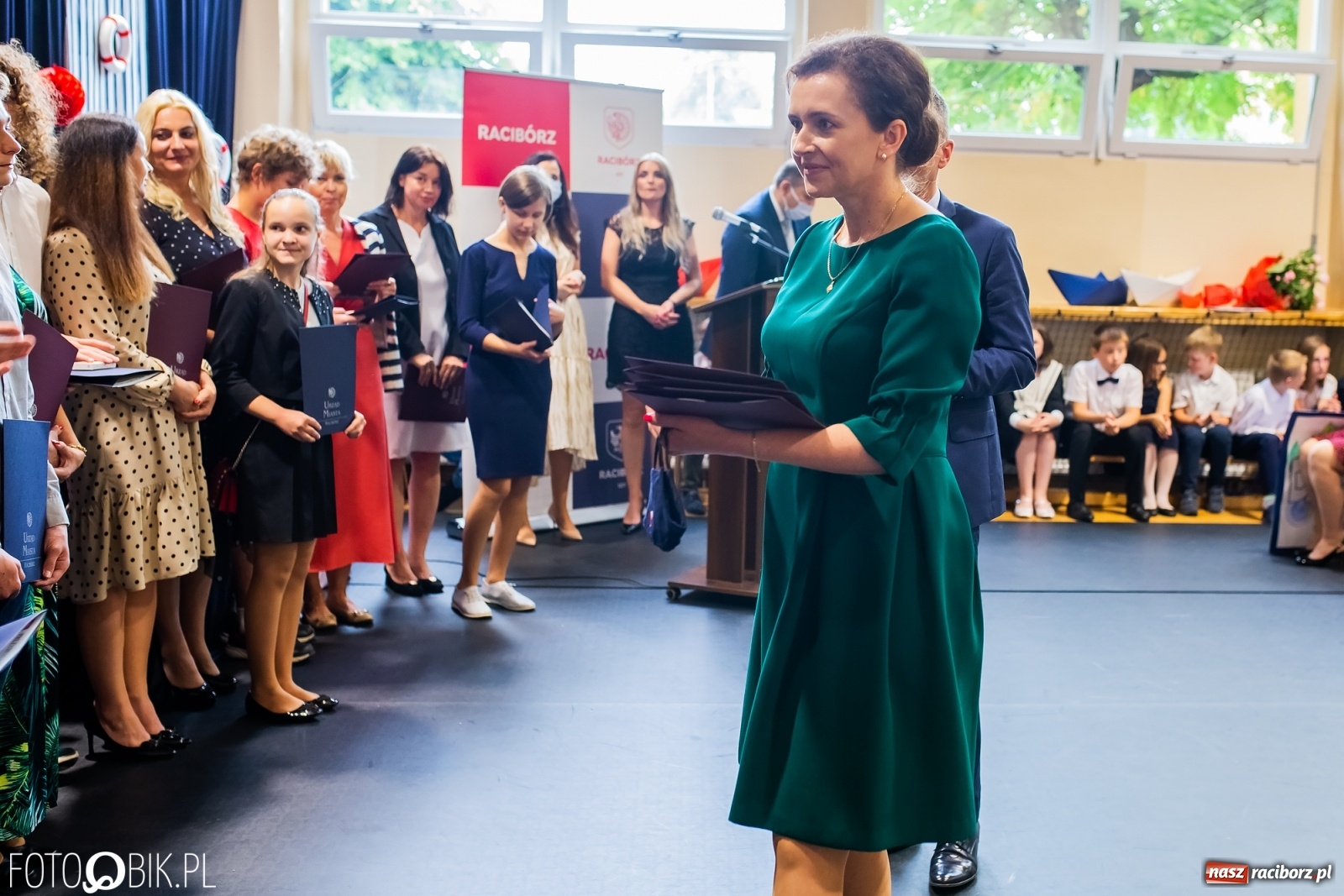 Zdjęcie w galerii na portalu naszraciborz.pl: Miejskie zakończenie roku szkolnego. Nagrodzono laureatów i finalistów konkursów wiadomości z regionu