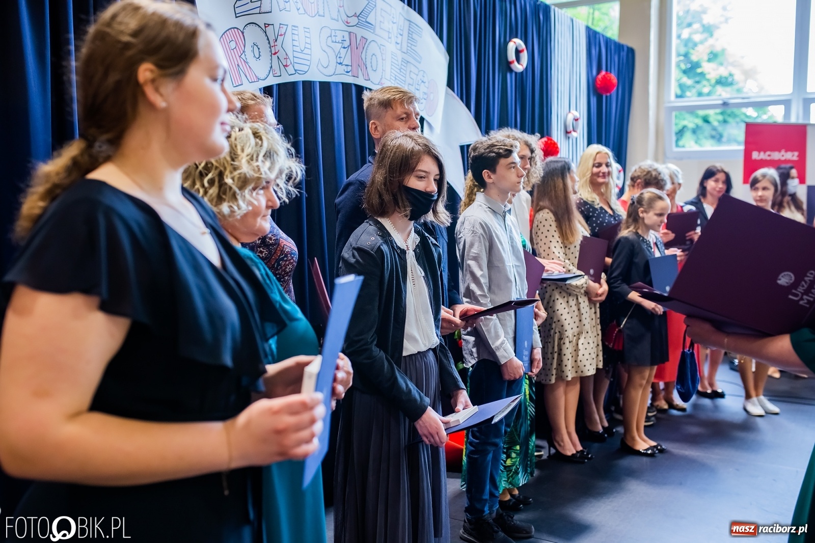 Zdjęcie w galerii na portalu naszraciborz.pl: Miejskie zakończenie roku szkolnego. Nagrodzono laureatów i finalistów konkursów wiadomości z regionu