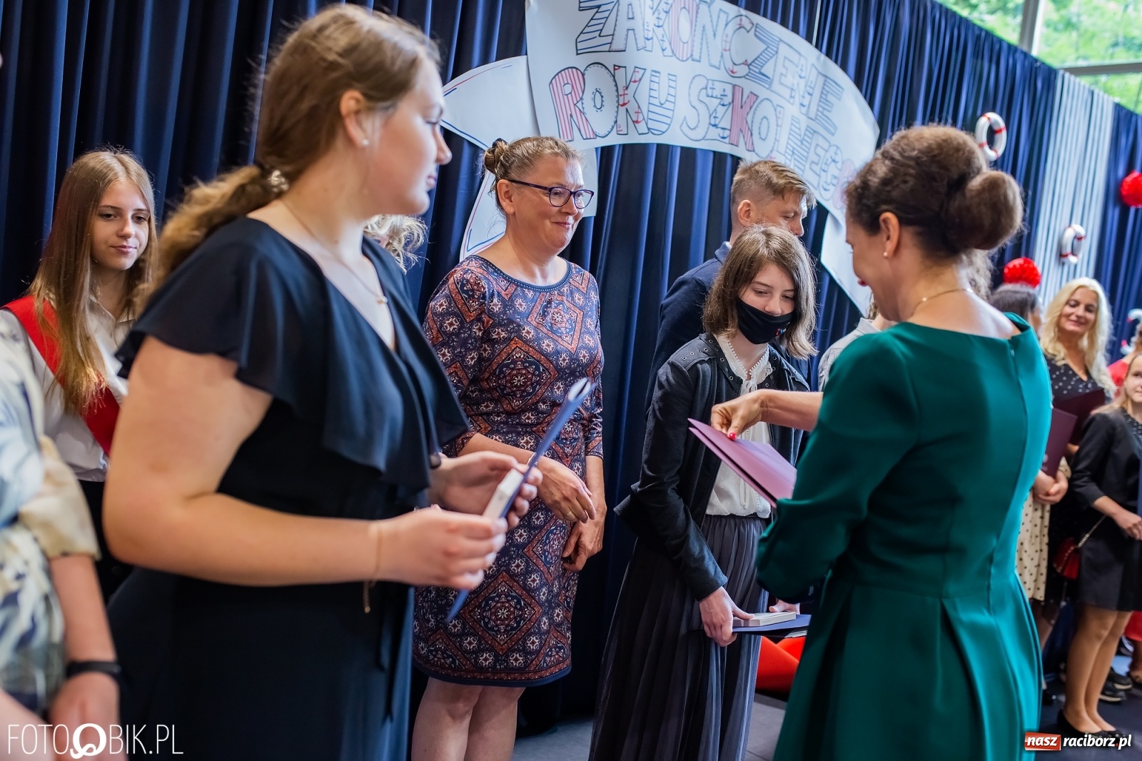 Zdjęcie w galerii na portalu naszraciborz.pl: Miejskie zakończenie roku szkolnego. Nagrodzono laureatów i finalistów konkursów wiadomości z regionu