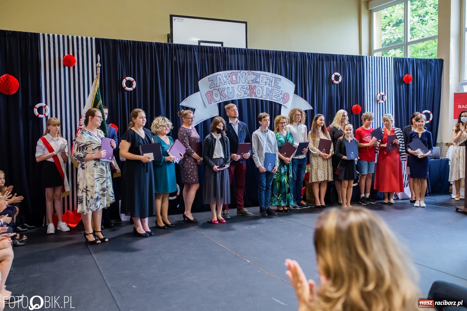 Zdjęcie w galerii na portalu naszraciborz.pl: Miejskie zakończenie roku szkolnego. Nagrodzono laureatów i finalistów konkursów wiadomości z regionu