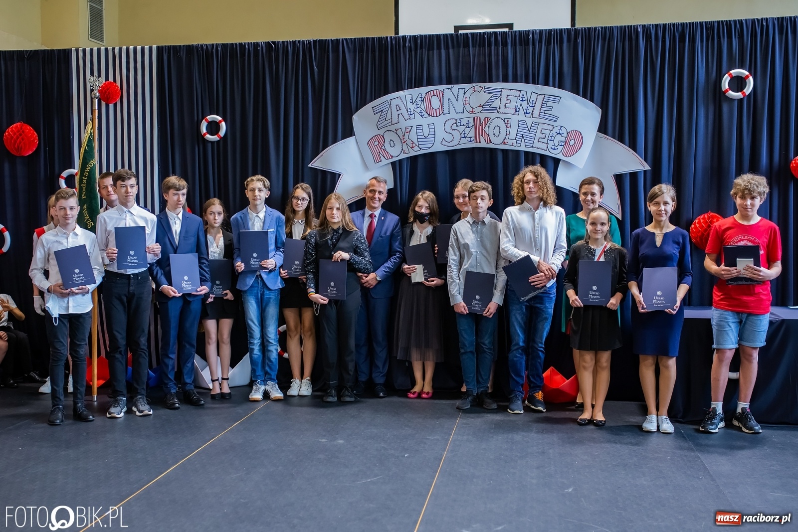 Zdjęcie w galerii na portalu naszraciborz.pl: Miejskie zakończenie roku szkolnego. Nagrodzono laureatów i finalistów konkursów wiadomości z regionu