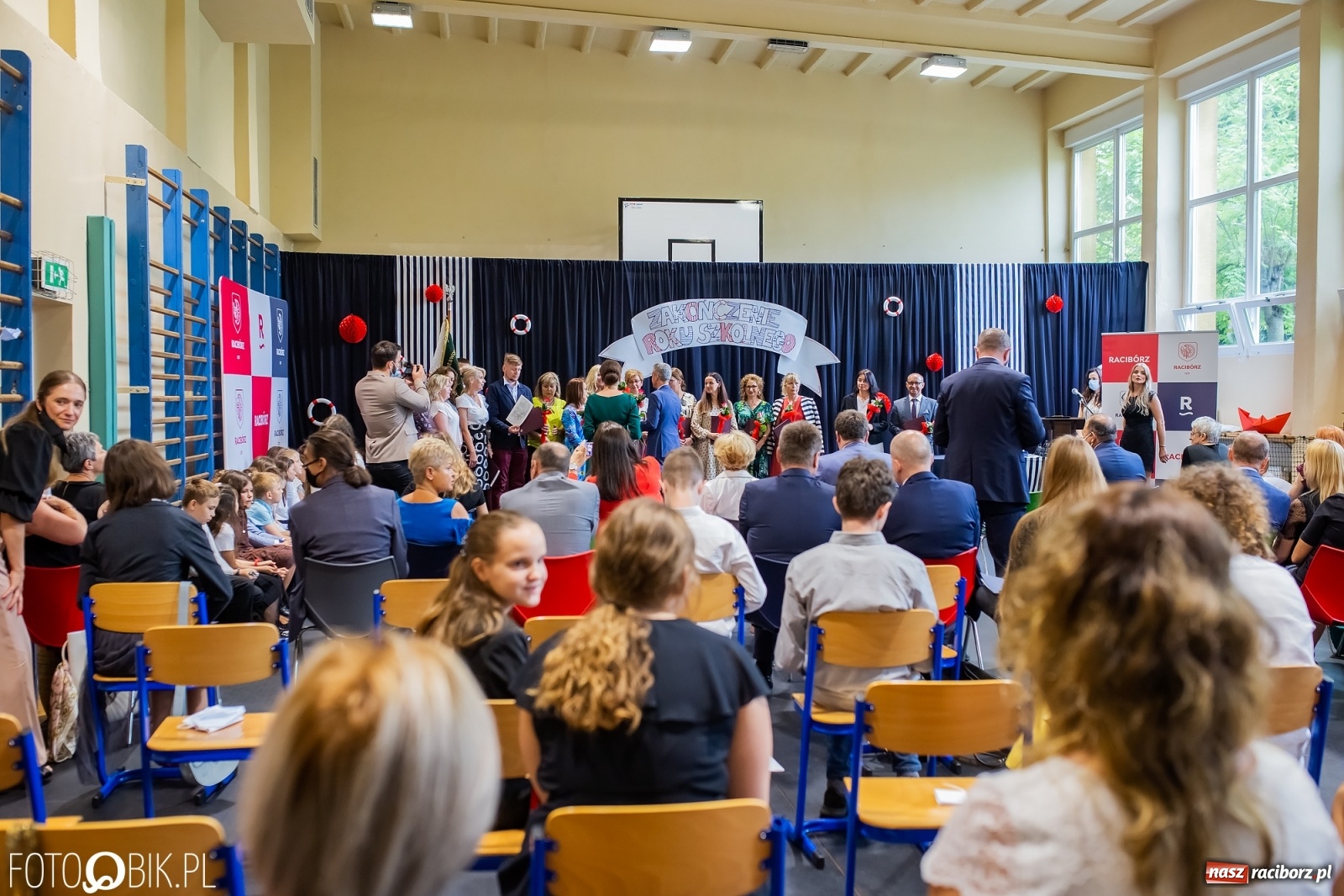 Zdjęcie w galerii na portalu naszraciborz.pl: Miejskie zakończenie roku szkolnego. Nagrodzono laureatów i finalistów konkursów wiadomości z regionu