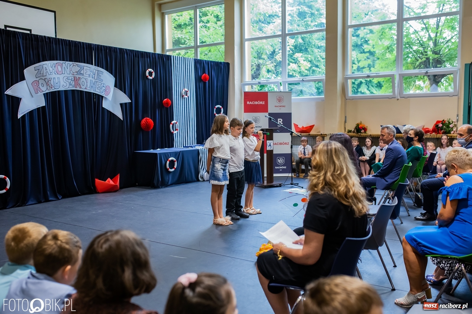 Zdjęcie w galerii na portalu naszraciborz.pl: Miejskie zakończenie roku szkolnego. Nagrodzono laureatów i finalistów konkursów wiadomości z regionu