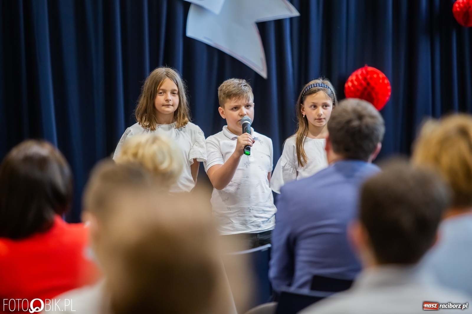 Zdjęcie w galerii na portalu naszraciborz.pl: Miejskie zakończenie roku szkolnego. Nagrodzono laureatów i finalistów konkursów wiadomości z regionu