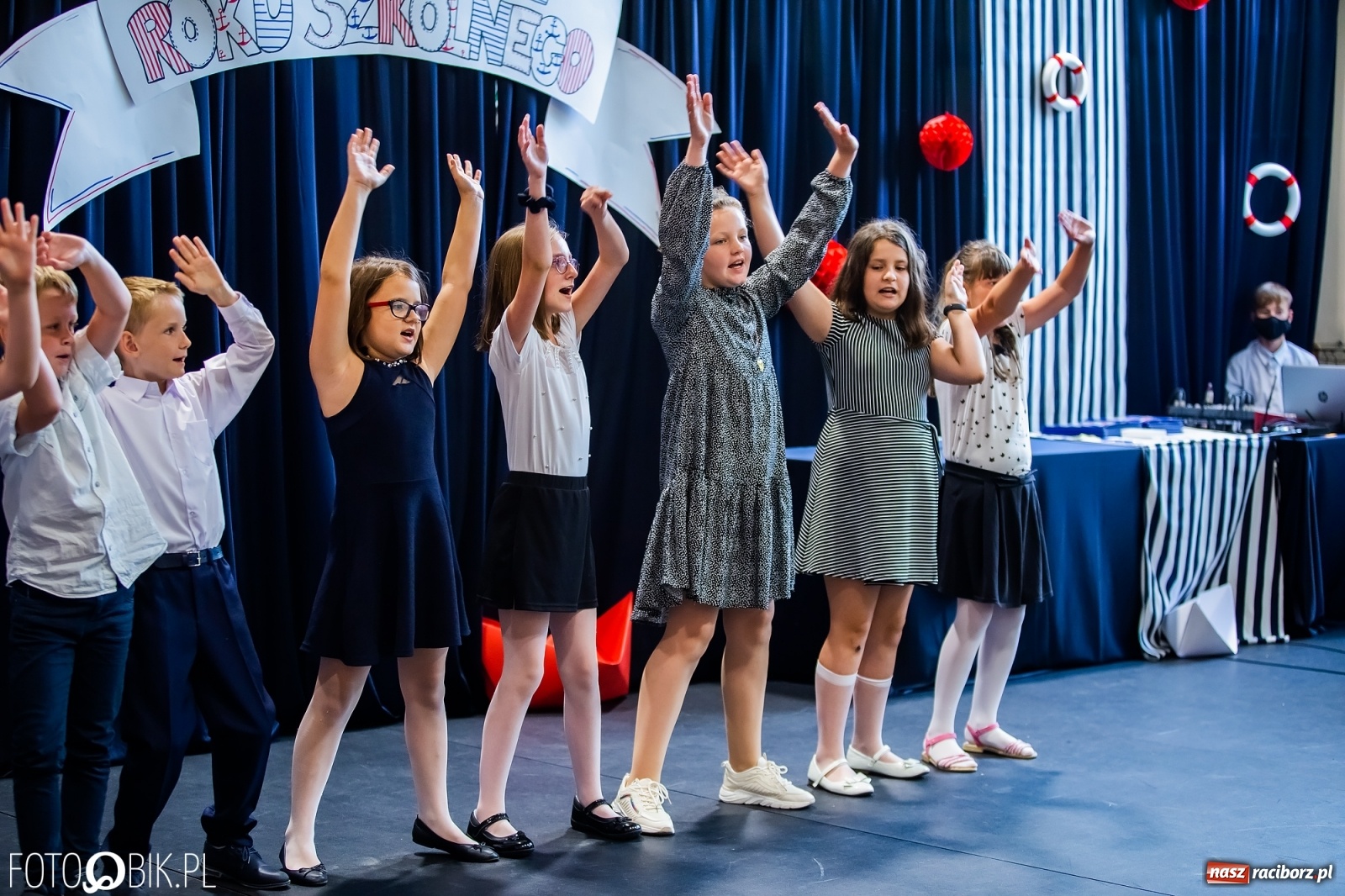 Zdjęcie w galerii na portalu naszraciborz.pl: Miejskie zakończenie roku szkolnego. Nagrodzono laureatów i finalistów konkursów wiadomości z regionu