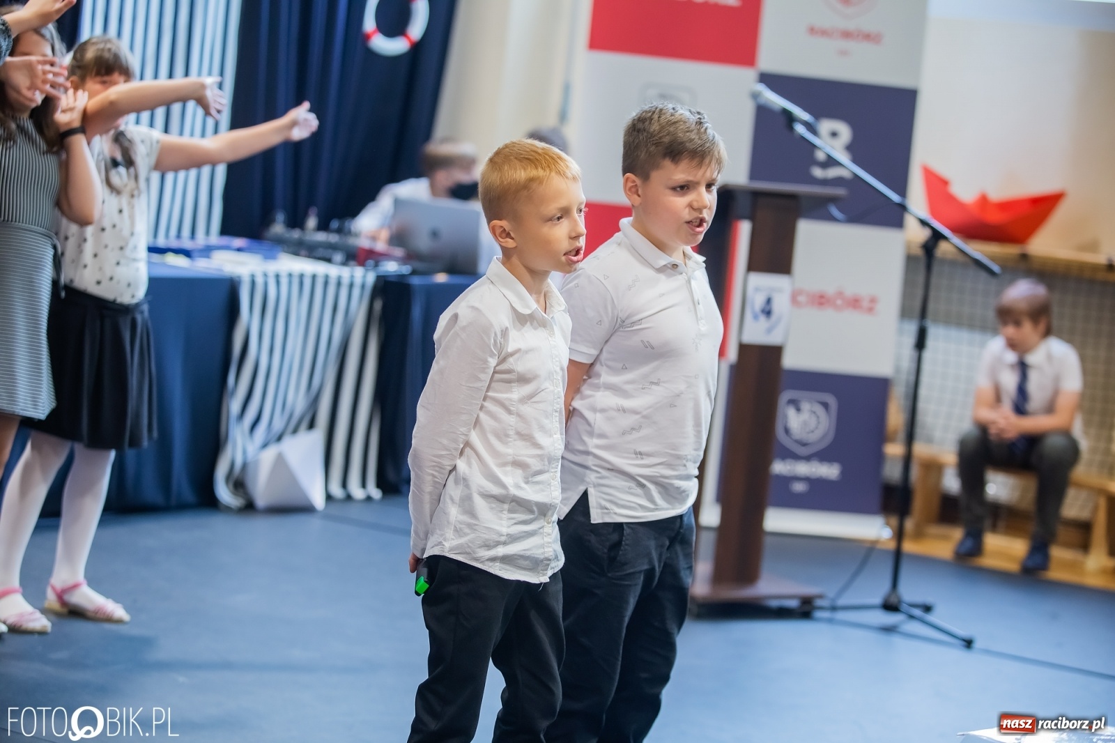 Zdjęcie w galerii na portalu naszraciborz.pl: Miejskie zakończenie roku szkolnego. Nagrodzono laureatów i finalistów konkursów wiadomości z regionu