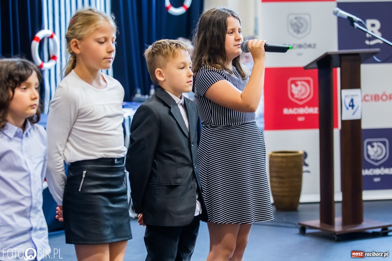 Zdjęcie w galerii na portalu naszraciborz.pl: Miejskie zakończenie roku szkolnego. Nagrodzono laureatów i finalistów konkursów wiadomości z regionu