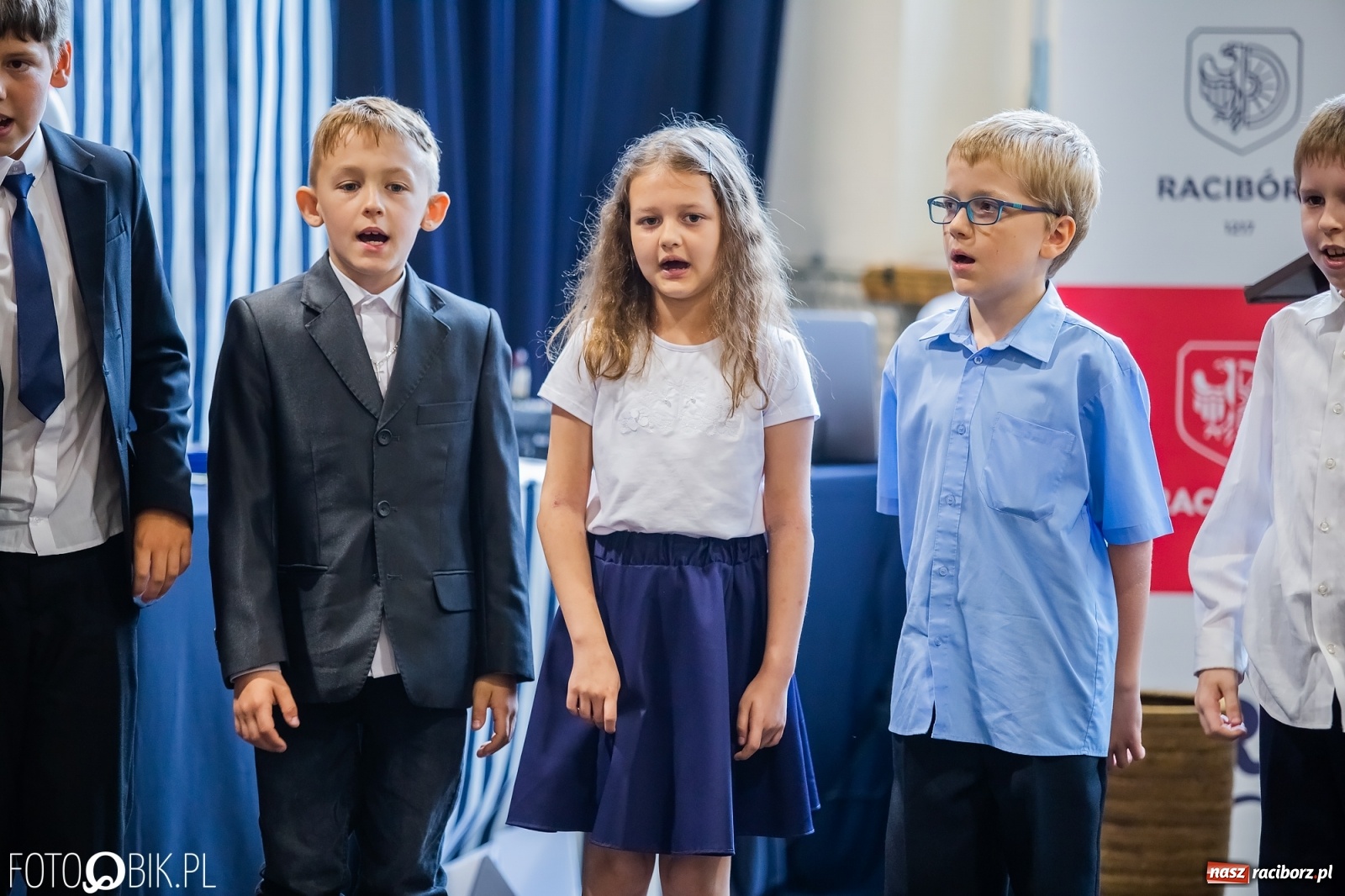 Zdjęcie w galerii na portalu naszraciborz.pl: Miejskie zakończenie roku szkolnego. Nagrodzono laureatów i finalistów konkursów wiadomości z regionu