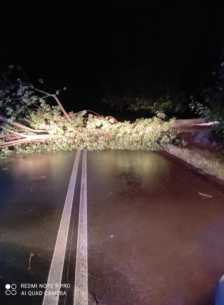 Zdjęcie w galerii na portalu naszraciborz.pl: Raport 998. Strażacka walka ze skutkami burzy wiadomości z regionu