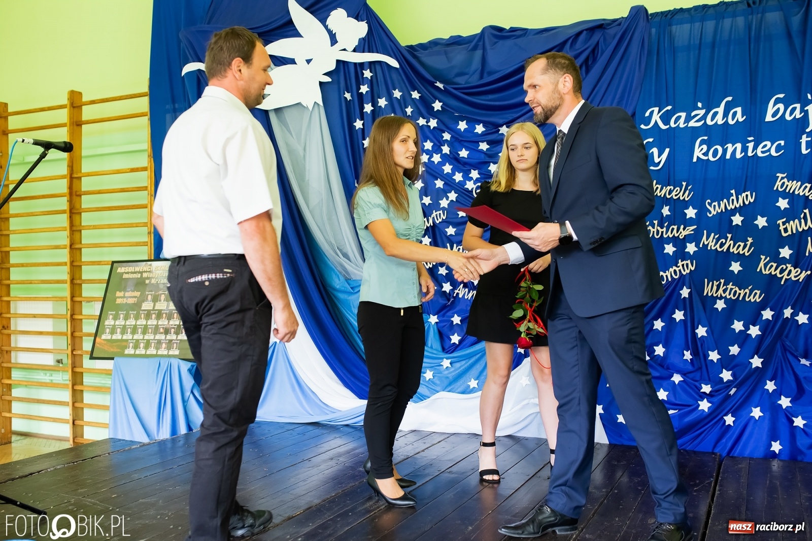 Zdjęcie w galerii na portalu naszraciborz.pl: Burmistrz nagrodził prymuski i prymusów z gminy Krzanowice wiadomości z regionu