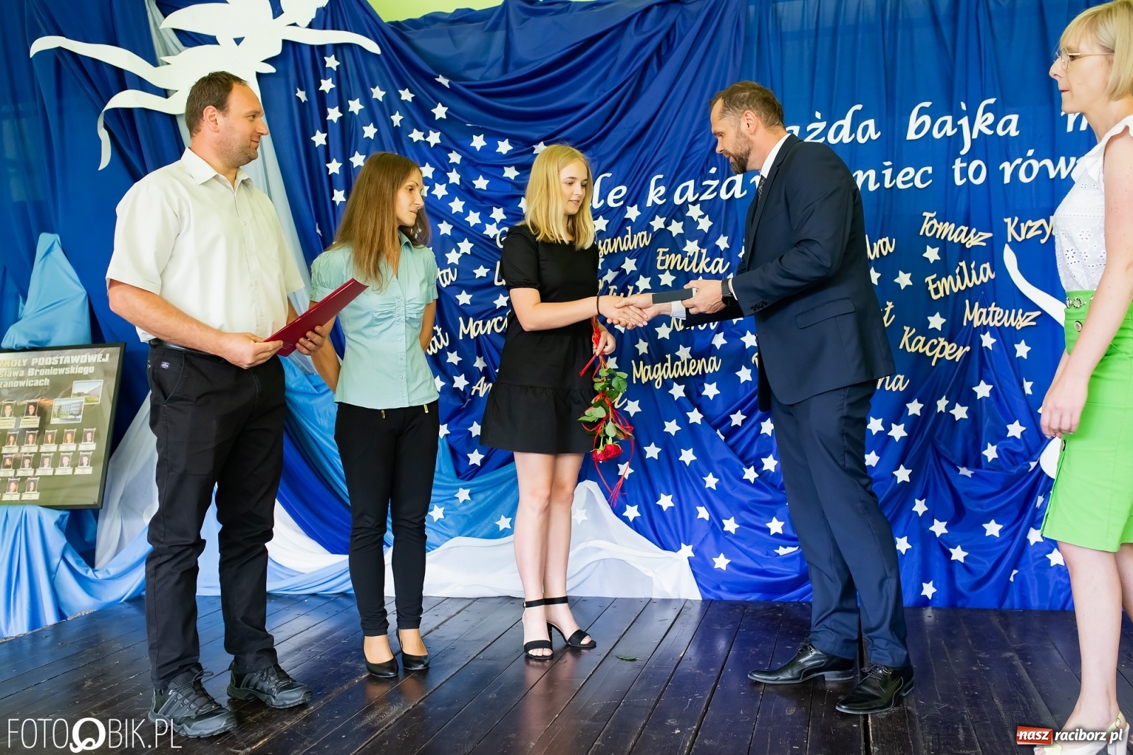 Zdjęcie w galerii na portalu naszraciborz.pl: Burmistrz nagrodził prymuski i prymusów z gminy Krzanowice wiadomości z regionu