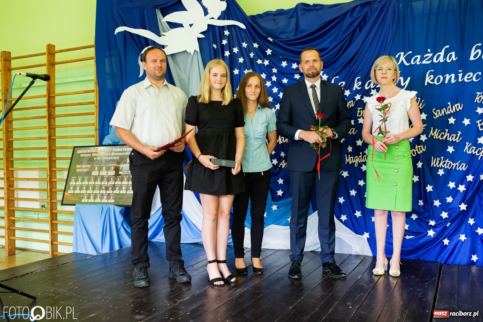 Zdjęcie w galerii na portalu naszraciborz.pl: Burmistrz nagrodził prymuski i prymusów z gminy Krzanowice wiadomości z regionu