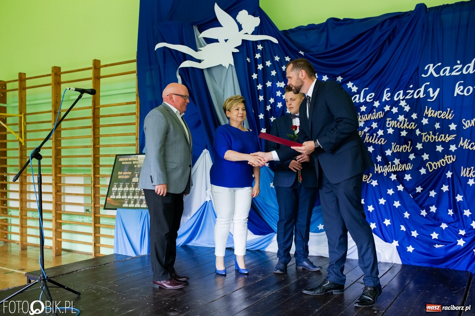 Zdjęcie w galerii na portalu naszraciborz.pl: Burmistrz nagrodził prymuski i prymusów z gminy Krzanowice wiadomości z regionu