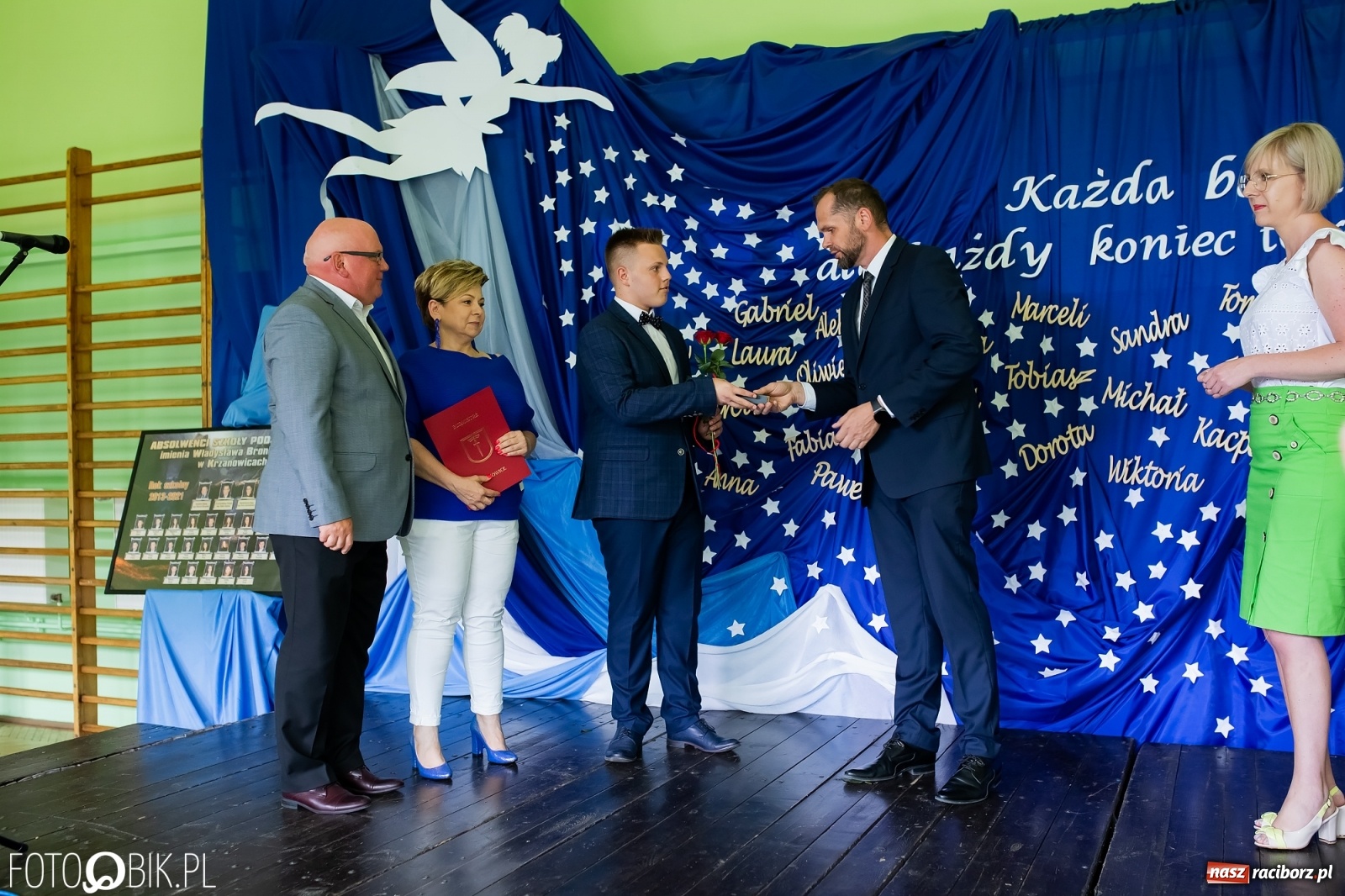 Zdjęcie w galerii na portalu naszraciborz.pl: Burmistrz nagrodził prymuski i prymusów z gminy Krzanowice wiadomości z regionu