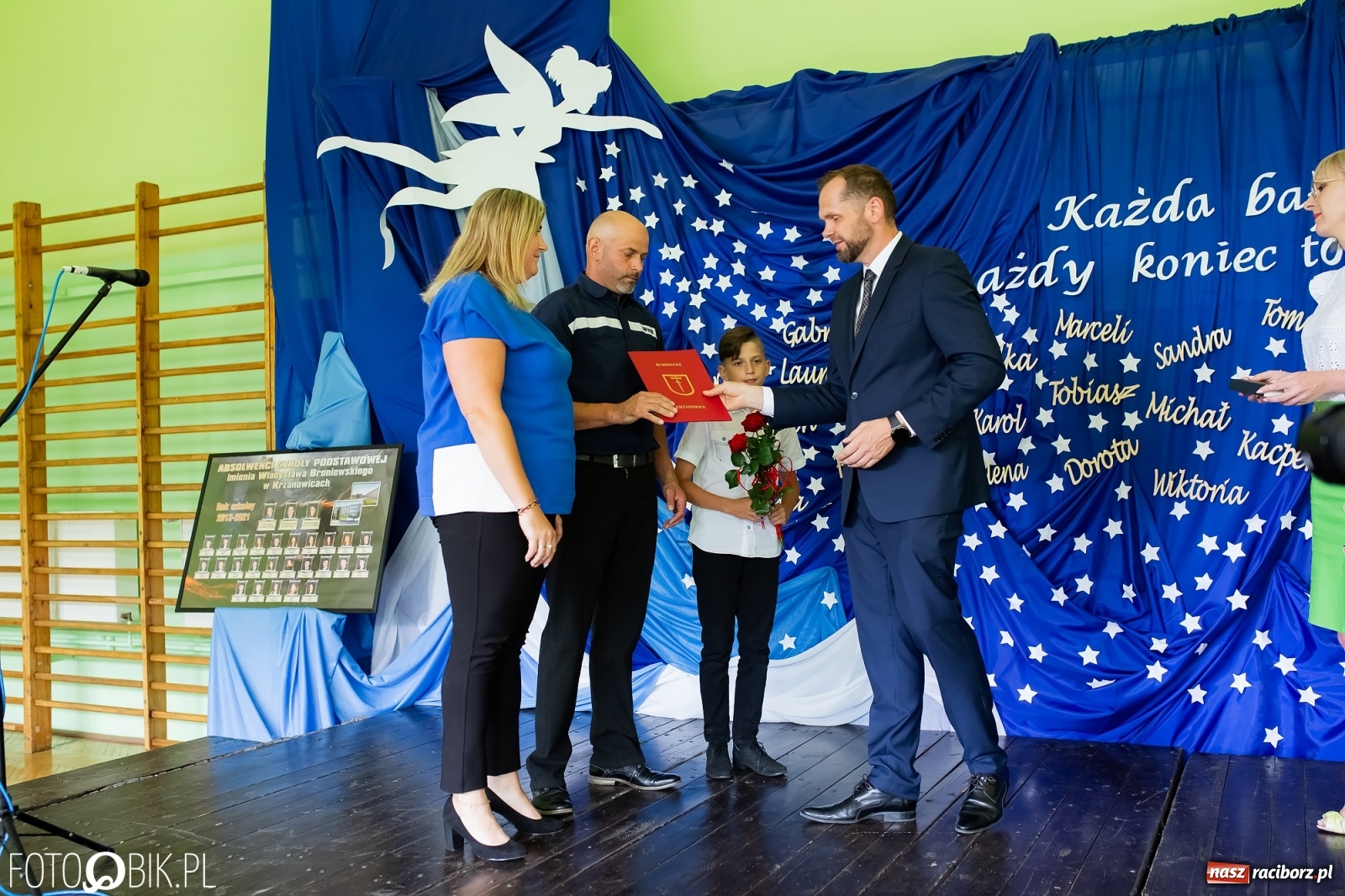 Zdjęcie w galerii na portalu naszraciborz.pl: Burmistrz nagrodził prymuski i prymusów z gminy Krzanowice wiadomości z regionu