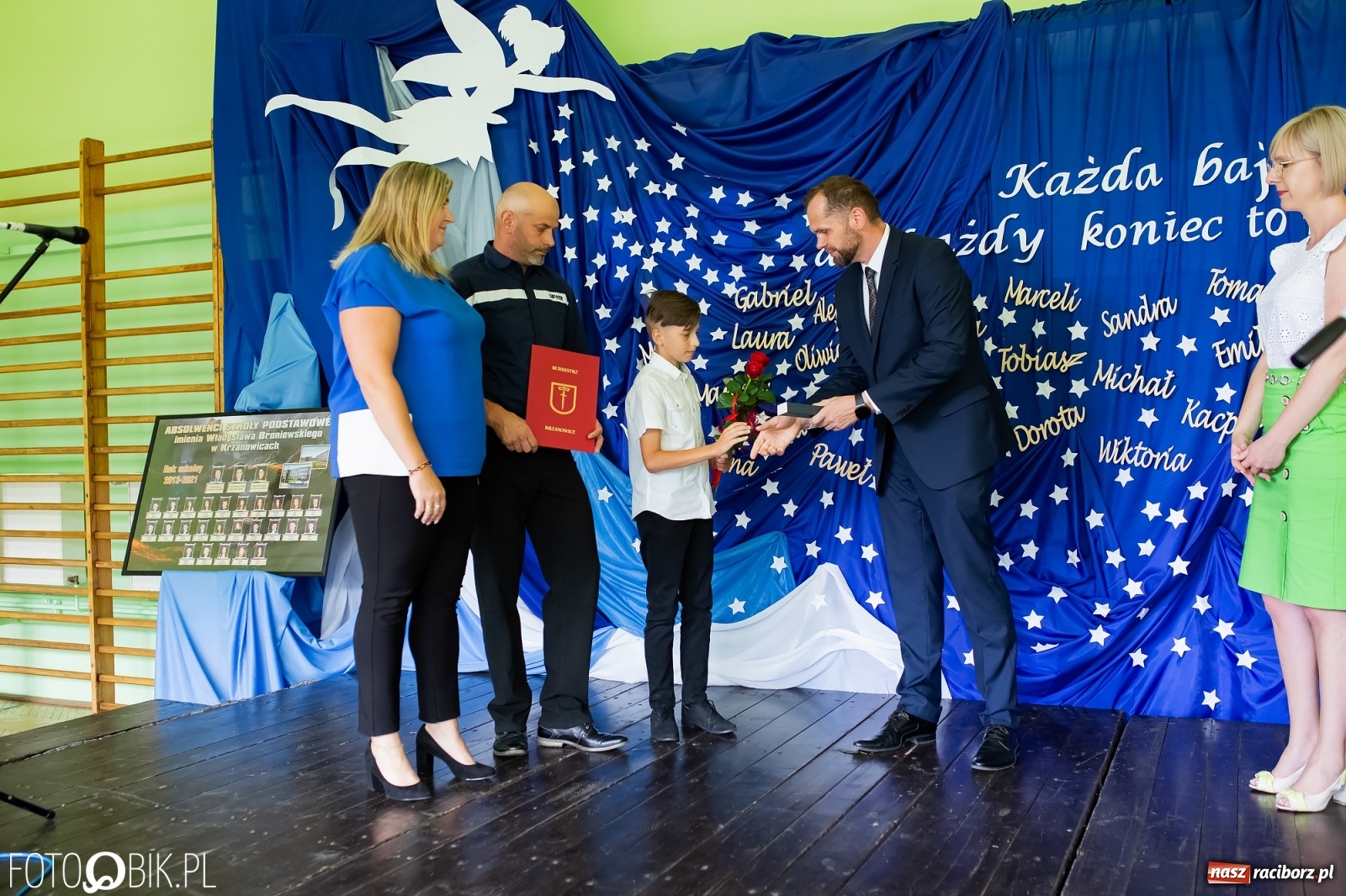 Zdjęcie w galerii na portalu naszraciborz.pl: Burmistrz nagrodził prymuski i prymusów z gminy Krzanowice wiadomości z regionu