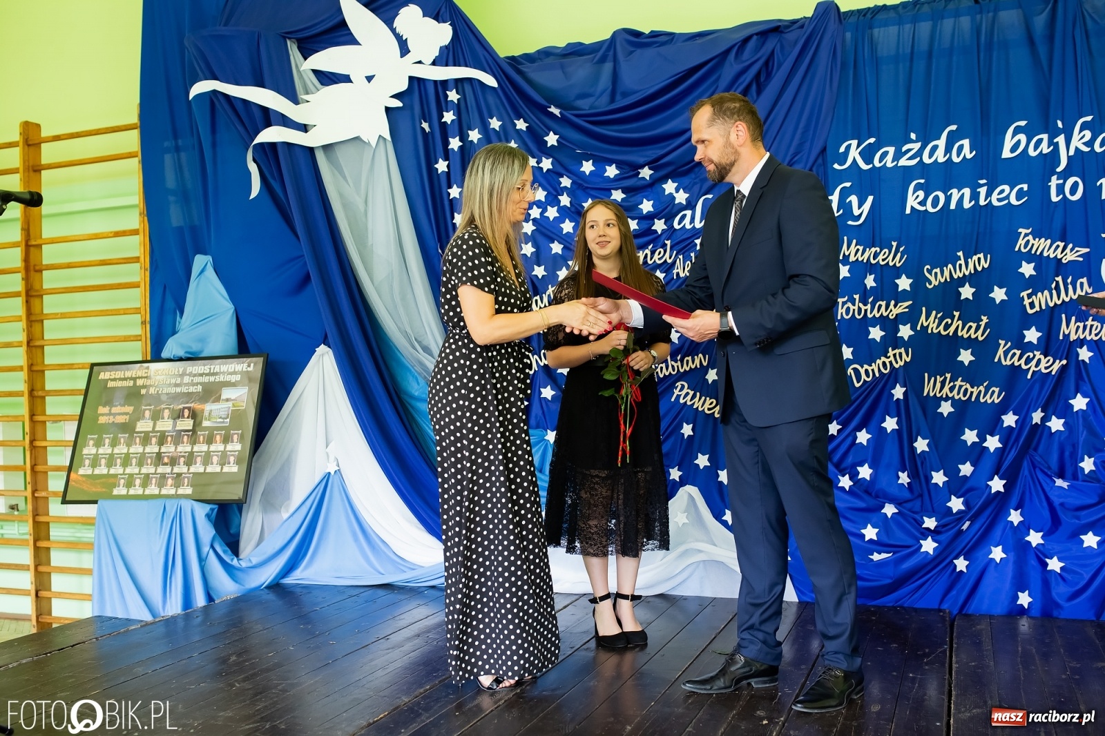 Zdjęcie w galerii na portalu naszraciborz.pl: Burmistrz nagrodził prymuski i prymusów z gminy Krzanowice wiadomości z regionu