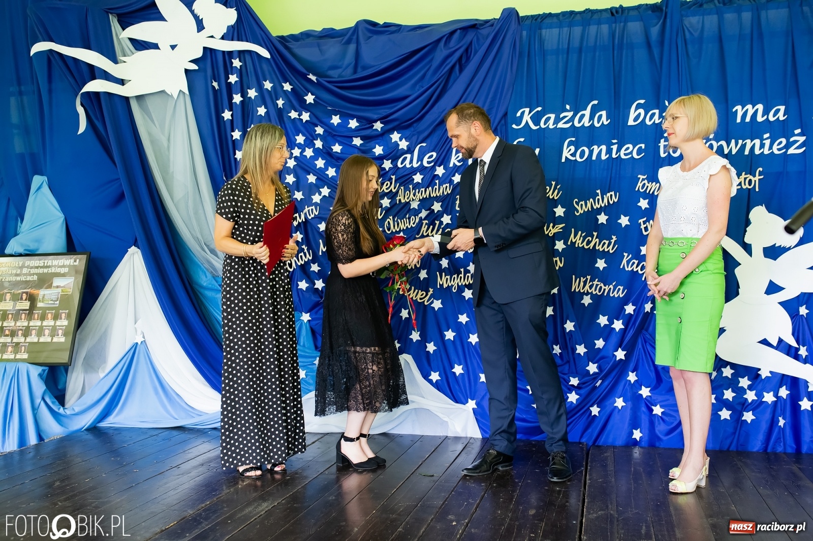 Zdjęcie w galerii na portalu naszraciborz.pl: Burmistrz nagrodził prymuski i prymusów z gminy Krzanowice wiadomości z regionu