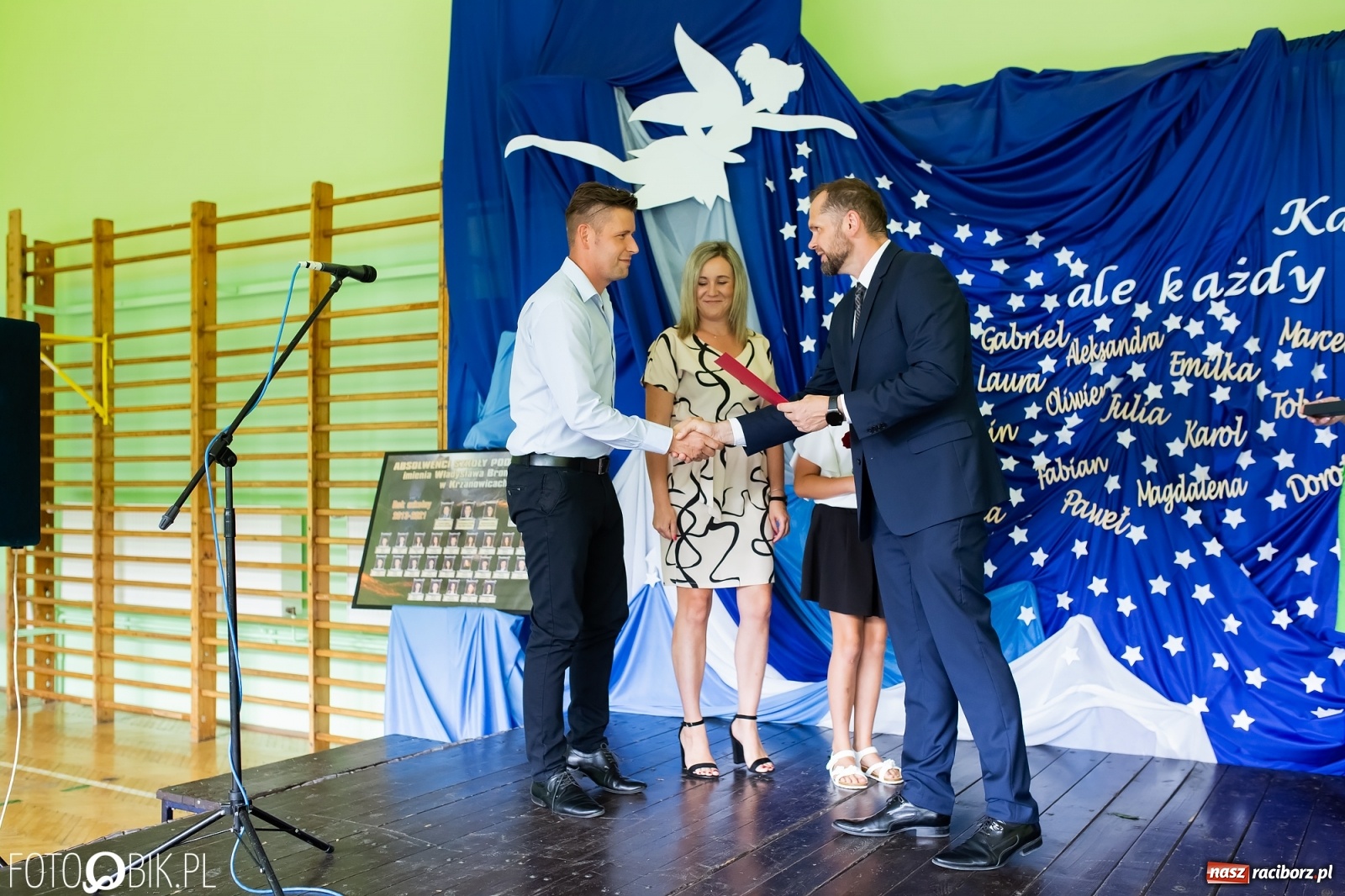 Zdjęcie w galerii na portalu naszraciborz.pl: Burmistrz nagrodził prymuski i prymusów z gminy Krzanowice wiadomości z regionu