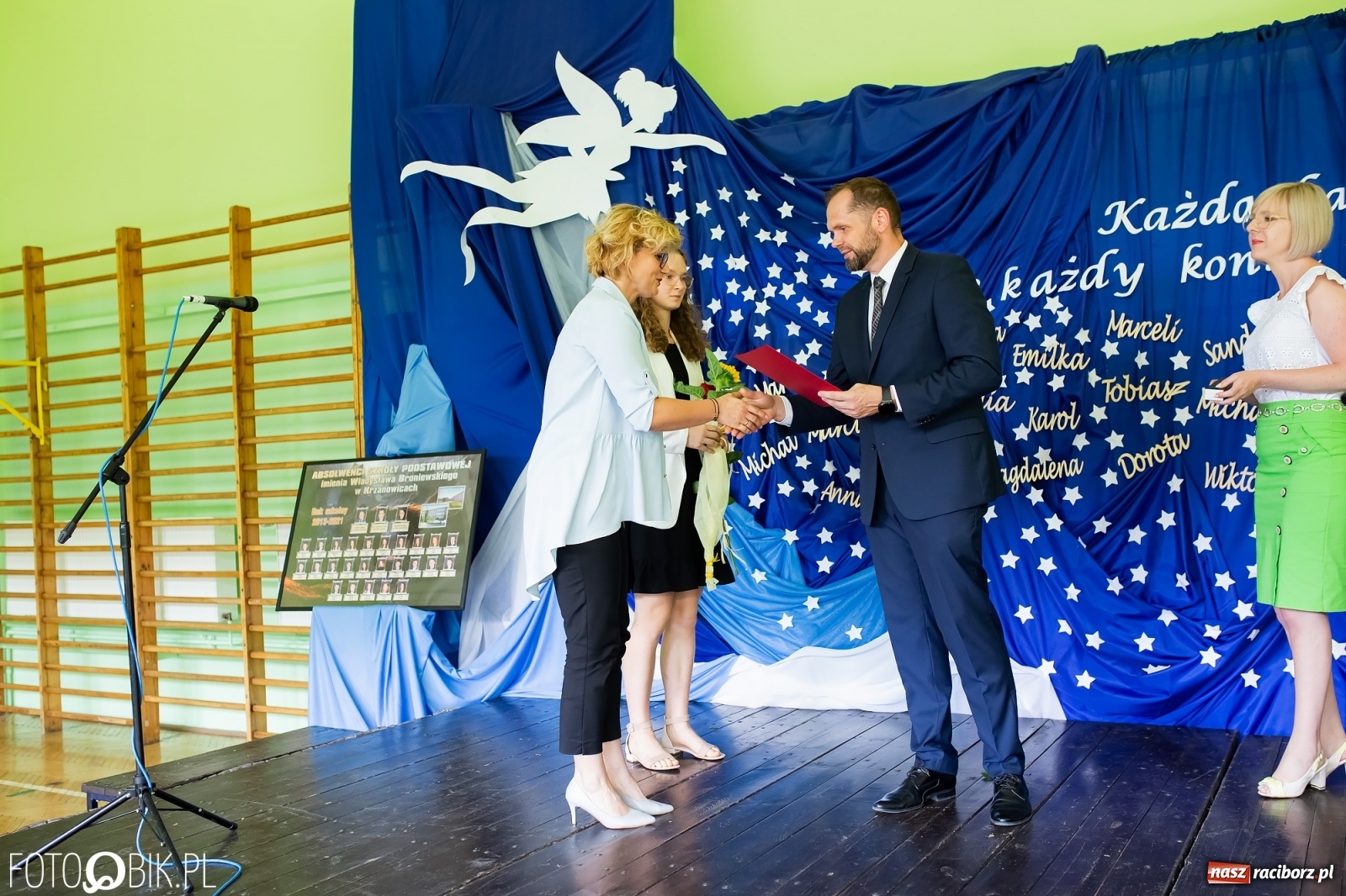 Zdjęcie w galerii na portalu naszraciborz.pl: Burmistrz nagrodził prymuski i prymusów z gminy Krzanowice wiadomości z regionu