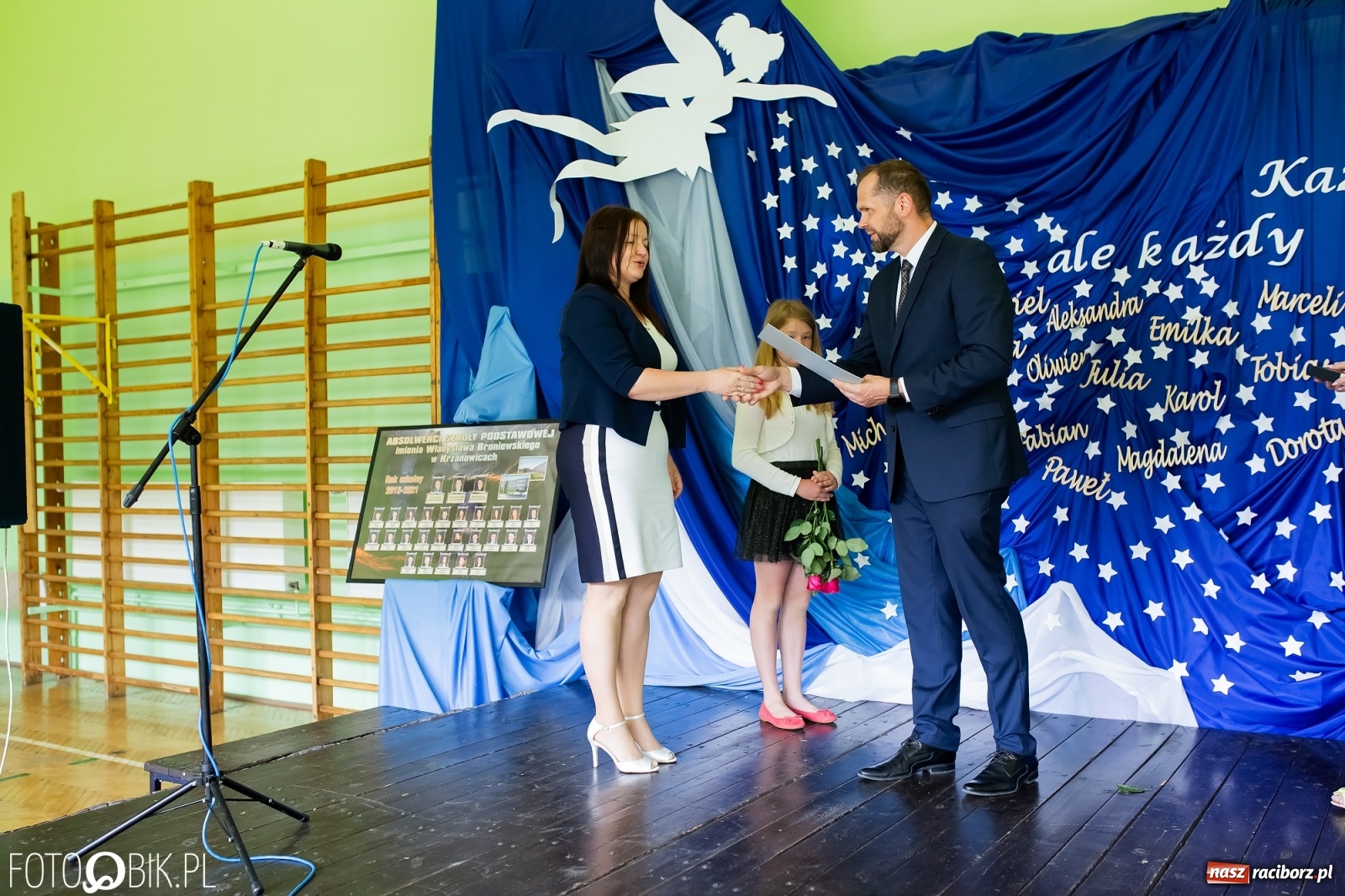 Zdjęcie w galerii na portalu naszraciborz.pl: Burmistrz nagrodził prymuski i prymusów z gminy Krzanowice wiadomości z regionu