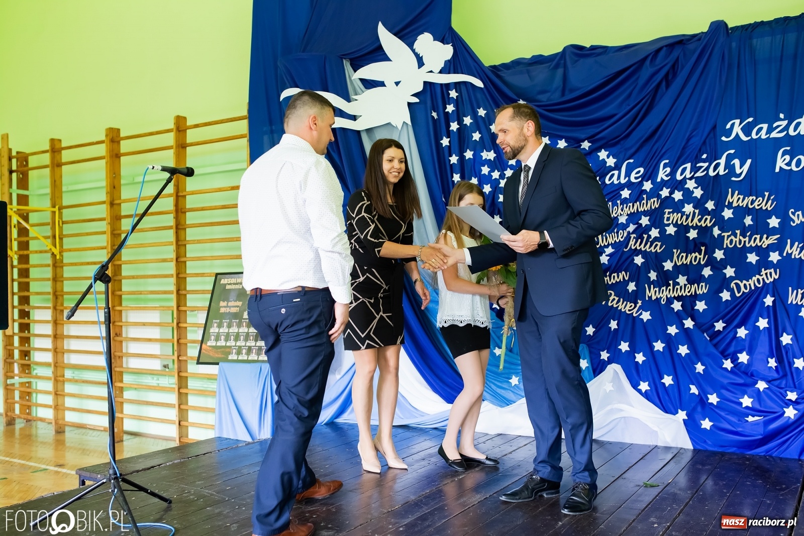 Zdjęcie w galerii na portalu naszraciborz.pl: Burmistrz nagrodził prymuski i prymusów z gminy Krzanowice wiadomości z regionu