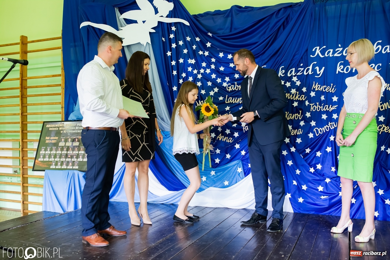 Zdjęcie w galerii na portalu naszraciborz.pl: Burmistrz nagrodził prymuski i prymusów z gminy Krzanowice wiadomości z regionu