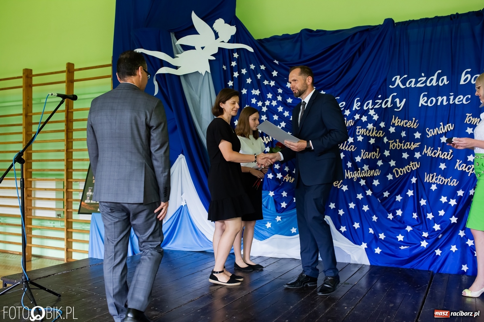 Zdjęcie w galerii na portalu naszraciborz.pl: Burmistrz nagrodził prymuski i prymusów z gminy Krzanowice wiadomości z regionu