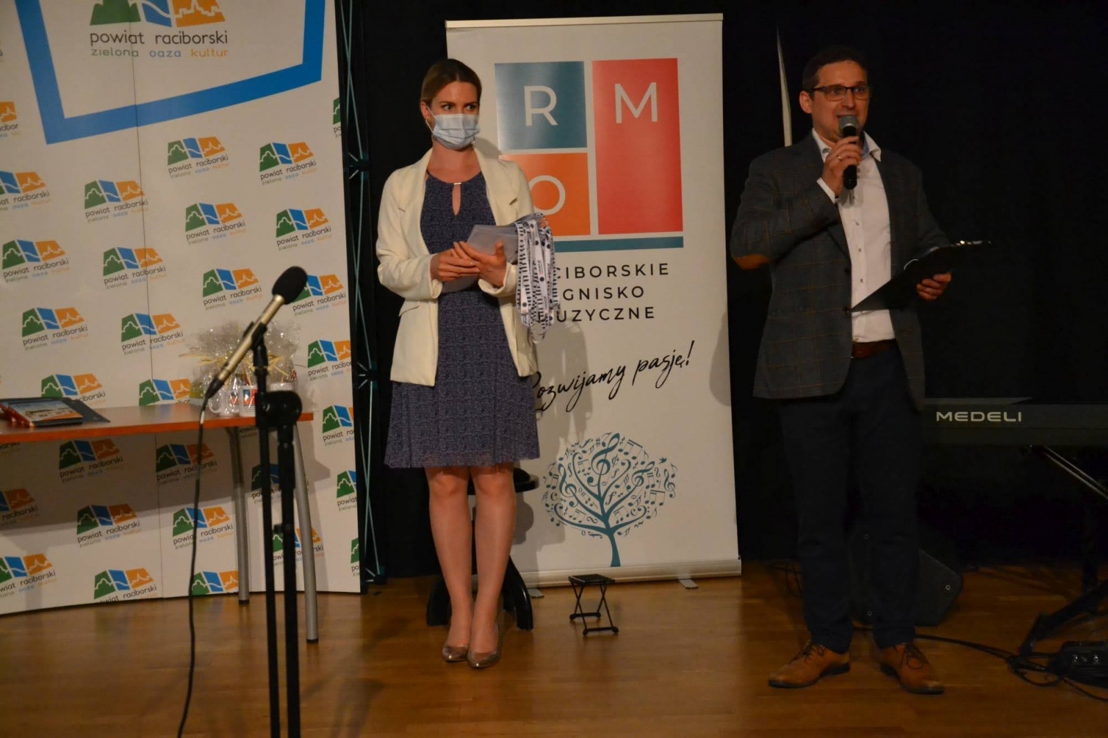 Zdjęcie w galerii na portalu naszraciborz.pl: Ognisko muzyczne zakończyło rok szkolny na zamku wiadomości z regionu