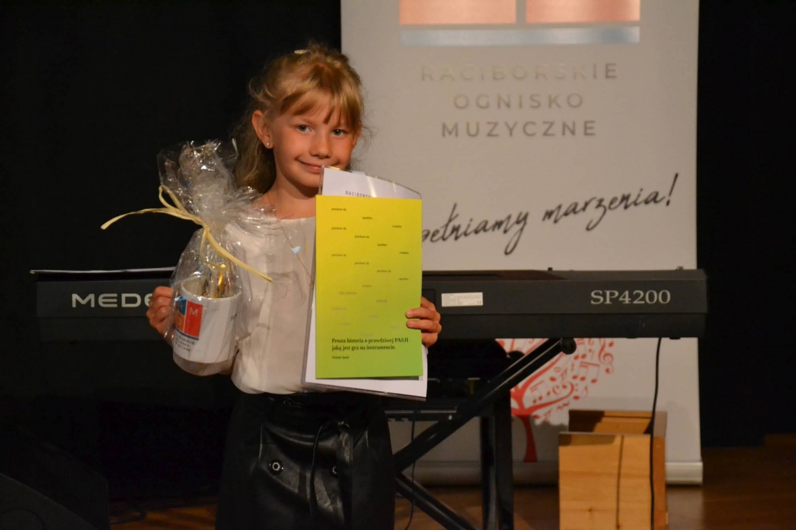 Zdjęcie w galerii na portalu naszraciborz.pl: Ognisko muzyczne zakończyło rok szkolny na zamku wiadomości z regionu