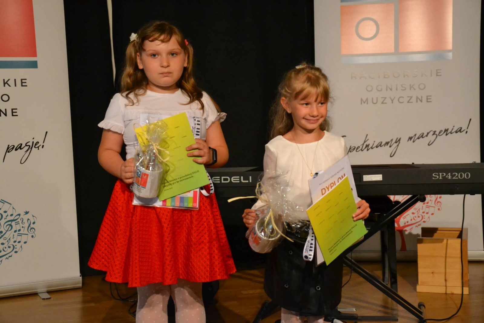Zdjęcie w galerii na portalu naszraciborz.pl: Ognisko muzyczne zakończyło rok szkolny na zamku wiadomości z regionu