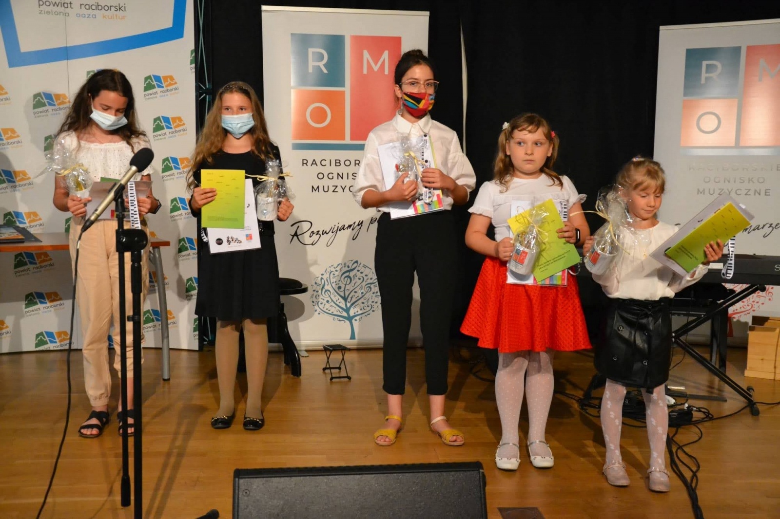 Zdjęcie w galerii na portalu naszraciborz.pl: Ognisko muzyczne zakończyło rok szkolny na zamku wiadomości z regionu