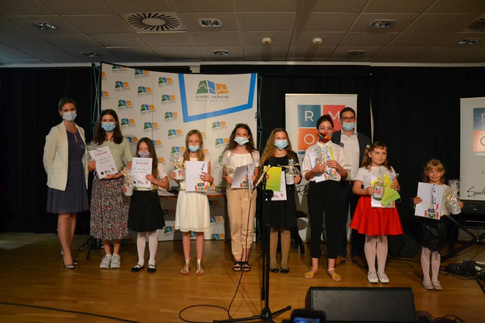 Zdjęcie w galerii na portalu naszraciborz.pl: Ognisko muzyczne zakończyło rok szkolny na zamku wiadomości z regionu