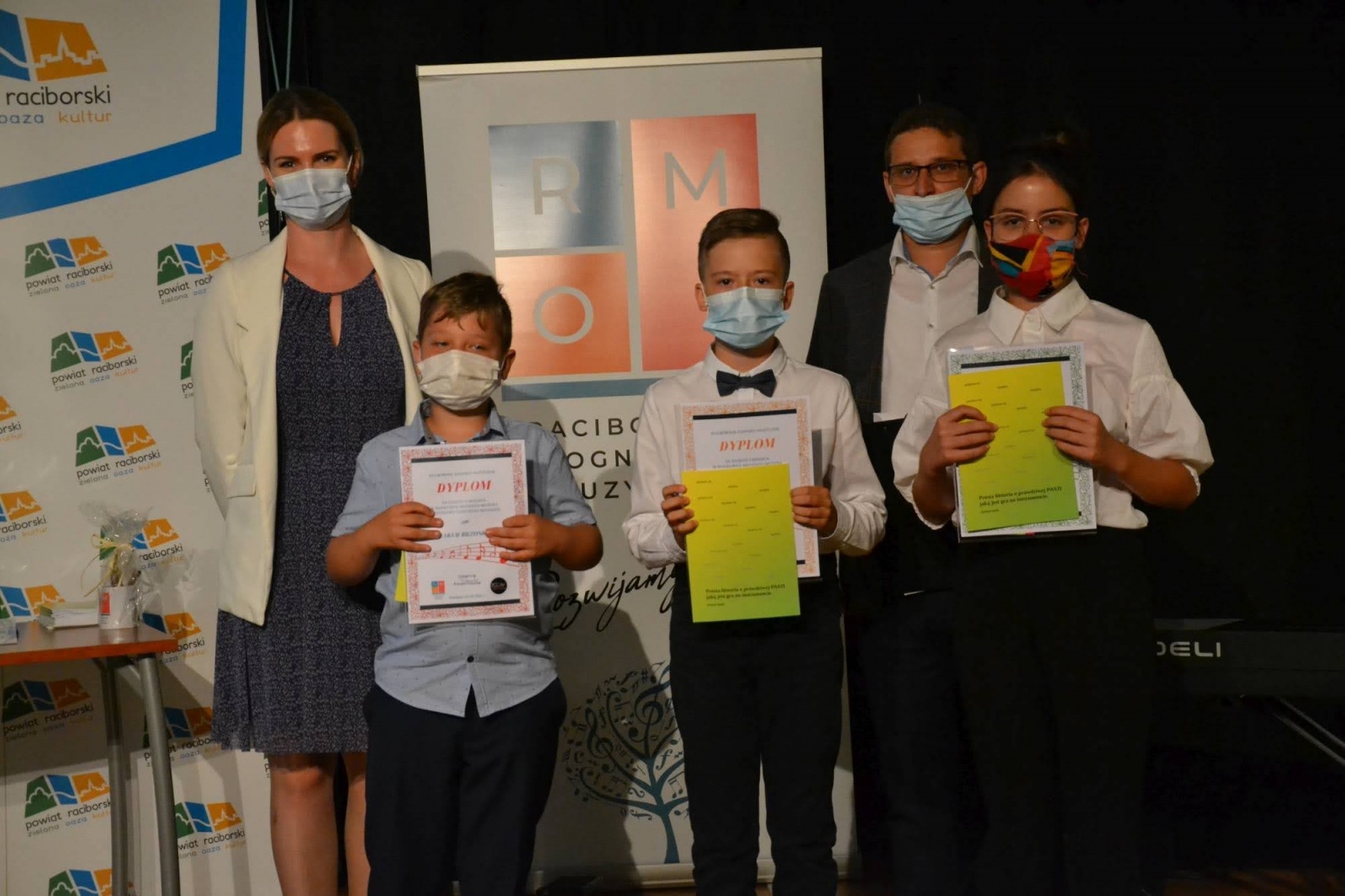 Zdjęcie w galerii na portalu naszraciborz.pl: Ognisko muzyczne zakończyło rok szkolny na zamku wiadomości z regionu