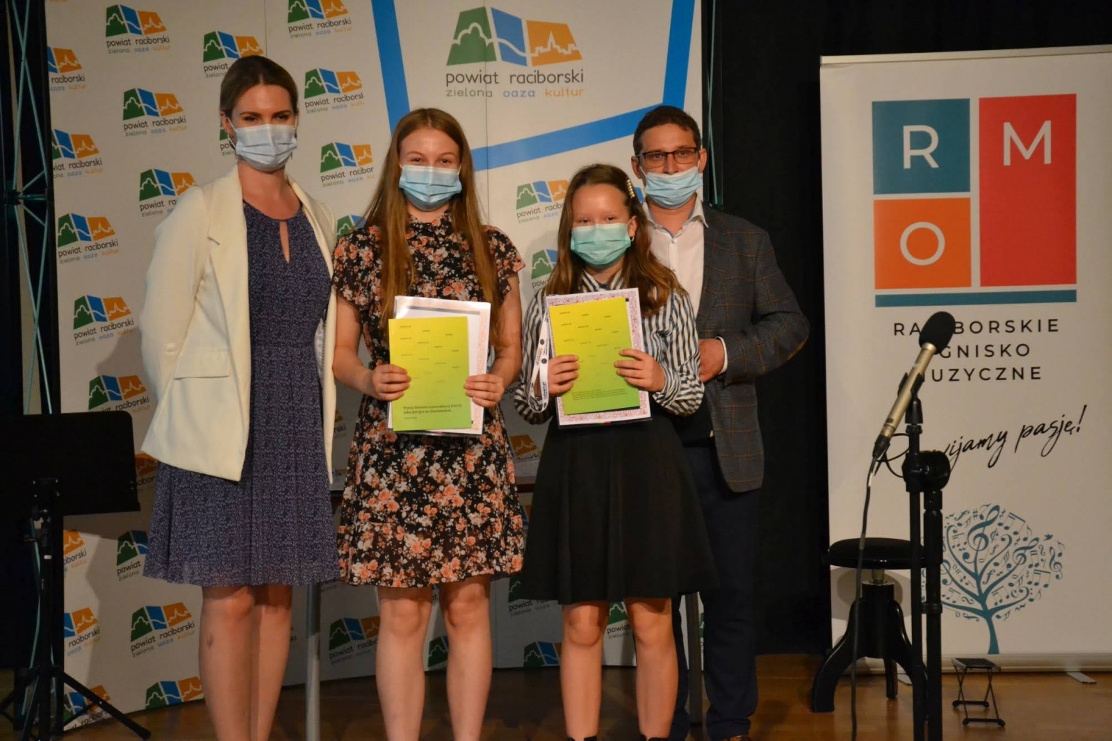 Zdjęcie w galerii na portalu naszraciborz.pl: Ognisko muzyczne zakończyło rok szkolny na zamku wiadomości z regionu