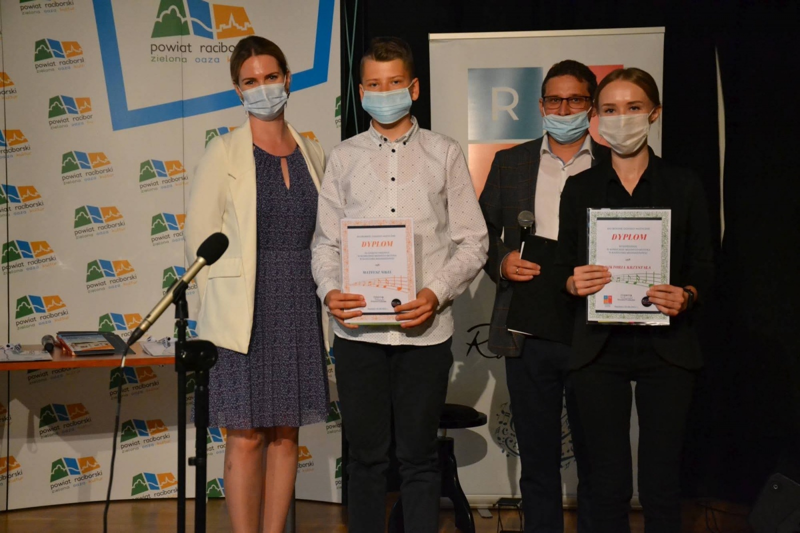 Zdjęcie w galerii na portalu naszraciborz.pl: Ognisko muzyczne zakończyło rok szkolny na zamku wiadomości z regionu