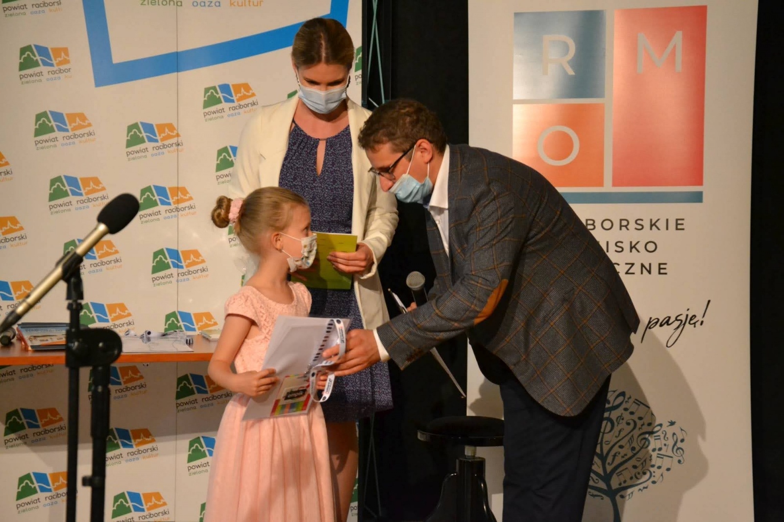 Zdjęcie w galerii na portalu naszraciborz.pl: Ognisko muzyczne zakończyło rok szkolny na zamku wiadomości z regionu