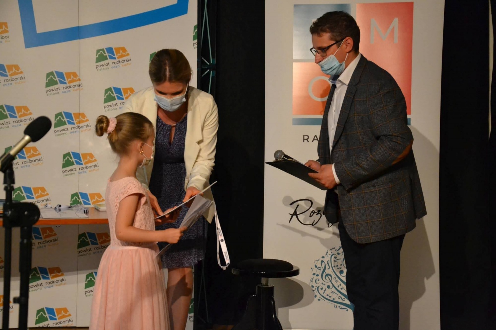 Zdjęcie w galerii na portalu naszraciborz.pl: Ognisko muzyczne zakończyło rok szkolny na zamku wiadomości z regionu