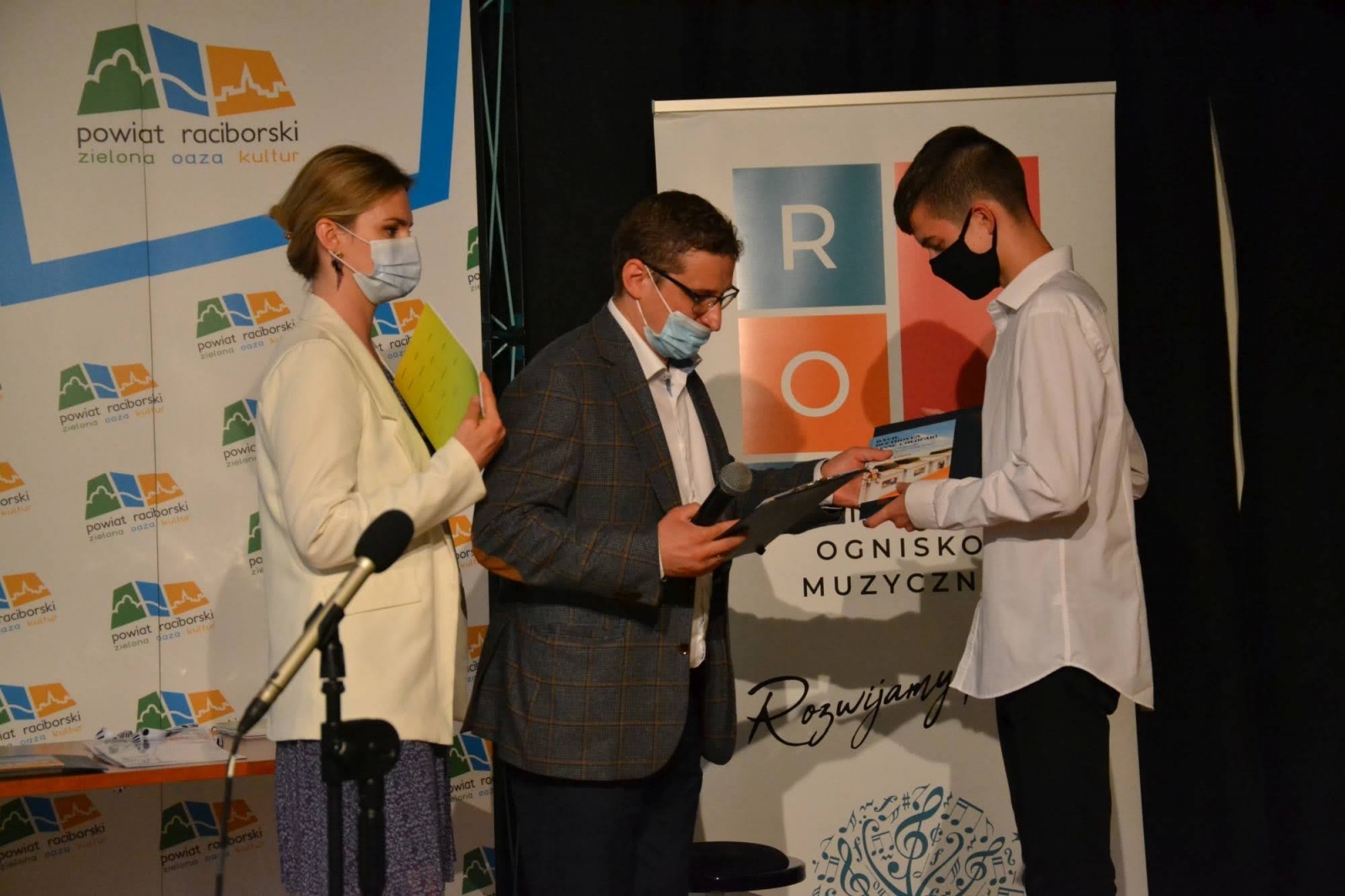 Zdjęcie w galerii na portalu naszraciborz.pl: Ognisko muzyczne zakończyło rok szkolny na zamku wiadomości z regionu